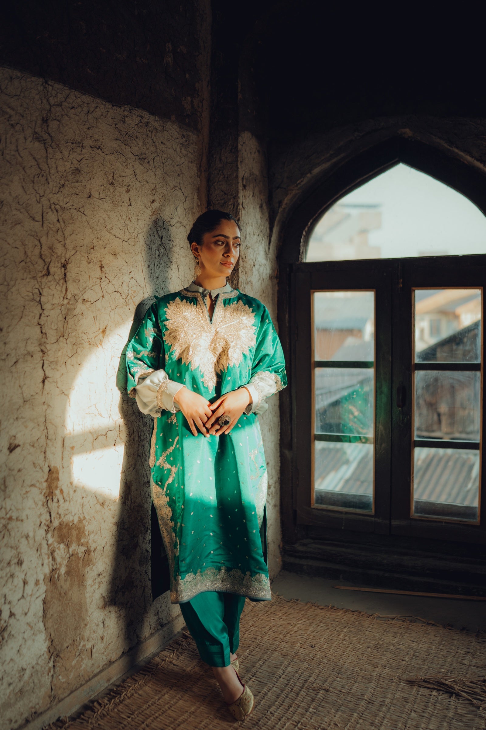 Woven Zari Silk Phiran Set with Inner Kurta
